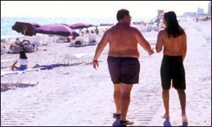 Люди, страдающие ожирением, на пляже в Майами